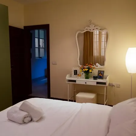 Collection - Merchant Str With Large Yard *