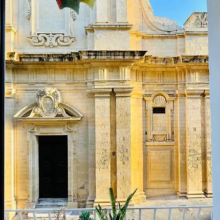 Collection - Merchant Str With Large Yard Apartment Valletta