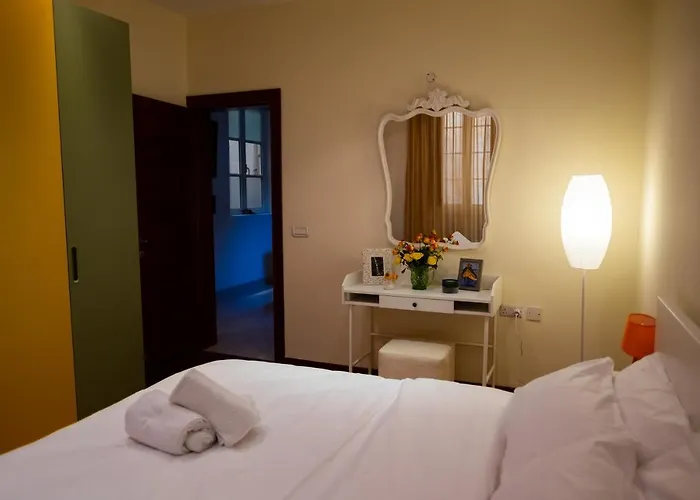 Collection - Merchant Str With Large Yard *