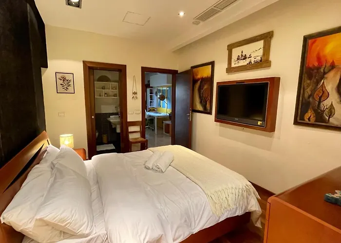 Collection - Merchant Str With Large Yard *