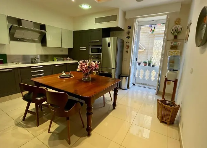 Collection - Merchant Str With Large Yard * Valletta