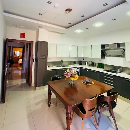 Collection - Merchant Str With Large Yard La Valette