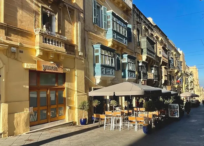 Collection - Merchant Str With Large Yard