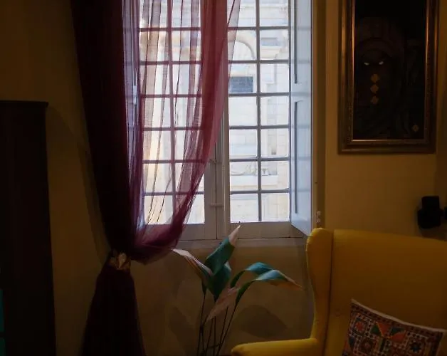 Collection - Merchant Str With Large Yard *